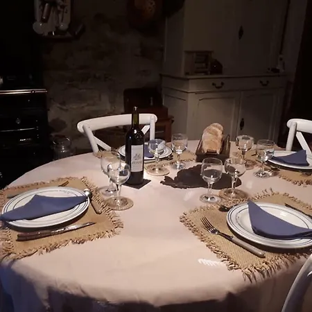 La Maison Des Bouzols Guest house
